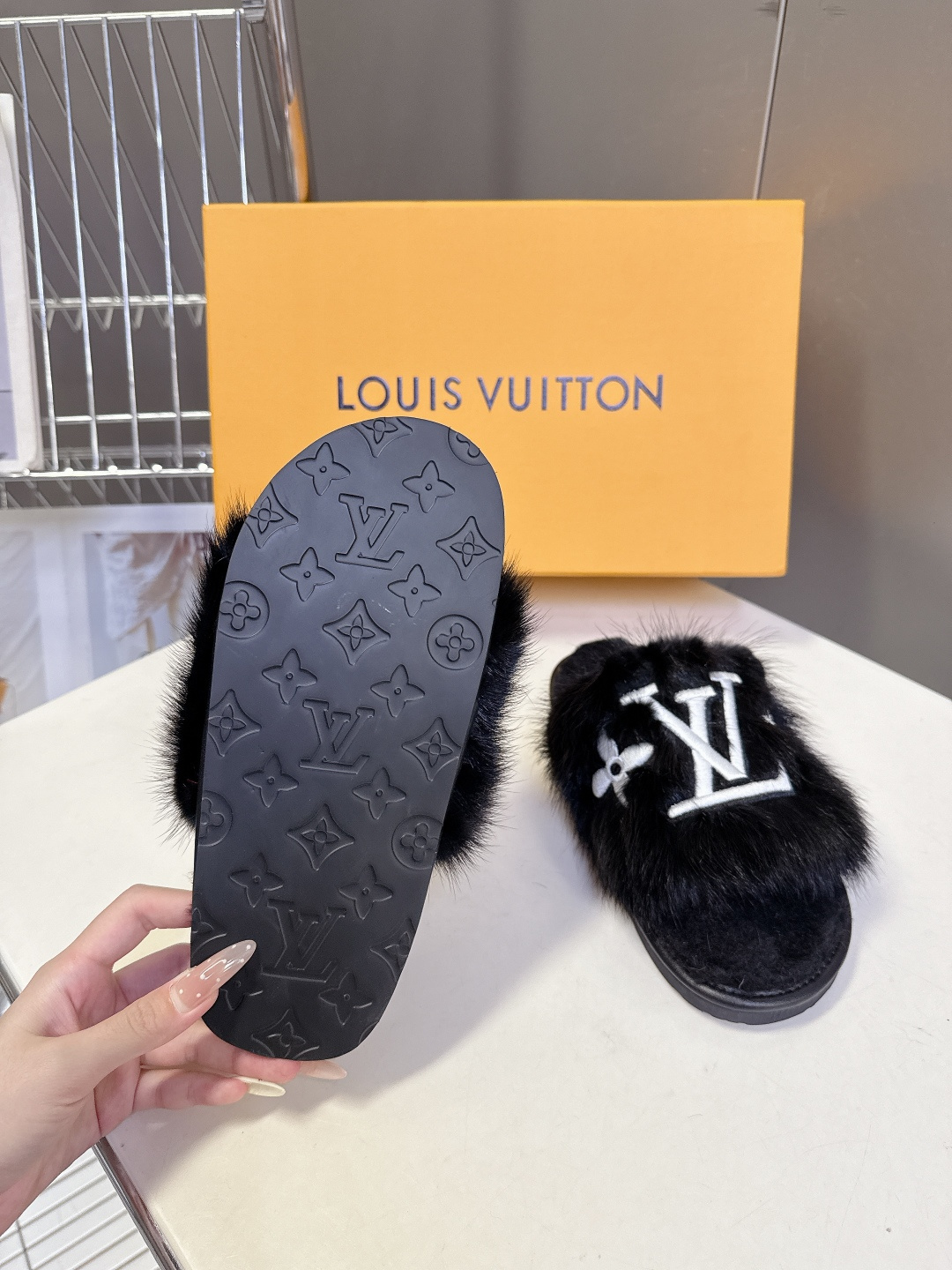 路易威登lv秋冬最新款毛毛拖鞋～这双毛拖也是好好看！皮质的就是非常高级呀！！!搭配秋冬的牛仔短裤 简直就