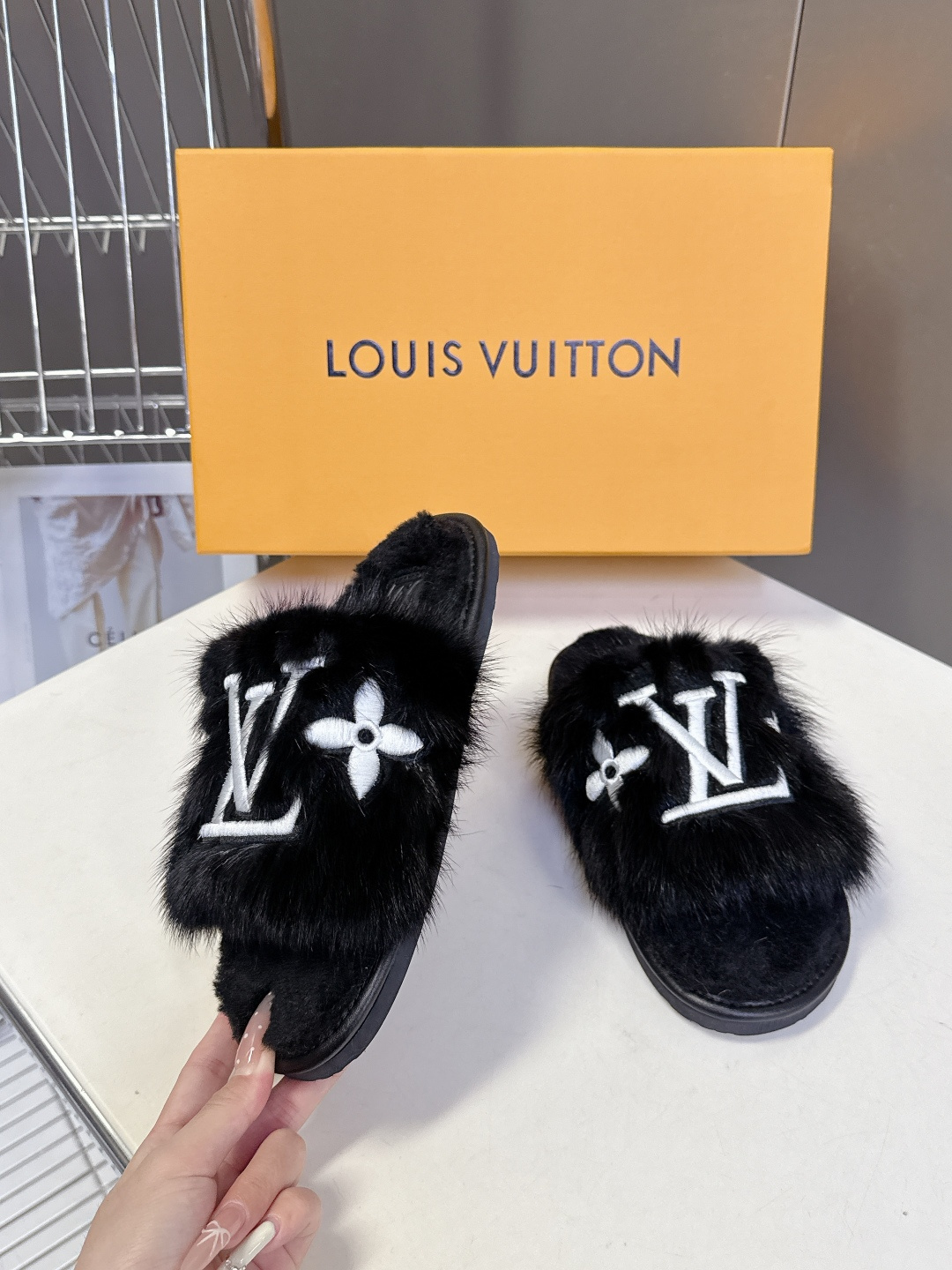 路易威登lv秋冬最新款毛毛拖鞋～这双毛拖也是好好看！皮质的就是非常高级呀！！!搭配秋冬的牛仔短裤 简直就