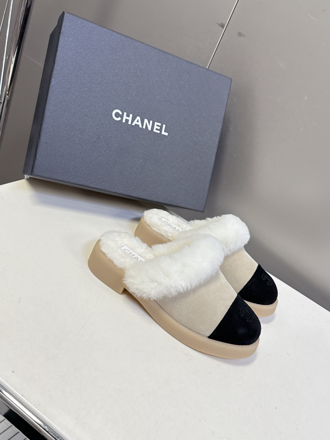 CHANEL香奈儿秋冬最新款毛毛拖 雪地靴超多明星网红种草 可帅气可温柔的小香毛毛鞋 也是它家的一个很经