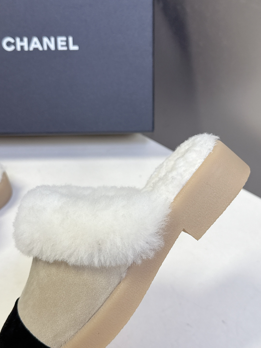 CHANEL香奈儿秋冬最新款毛毛拖 雪地靴超多明星网红种草 可帅气可温柔的小香毛毛鞋 也是它家的一个很经