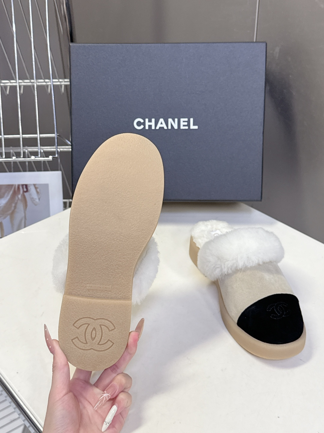 CHANEL香奈儿秋冬最新款毛毛拖 雪地靴超多明星网红种草 可帅气可温柔的小香毛毛鞋 也是它家的一个很经