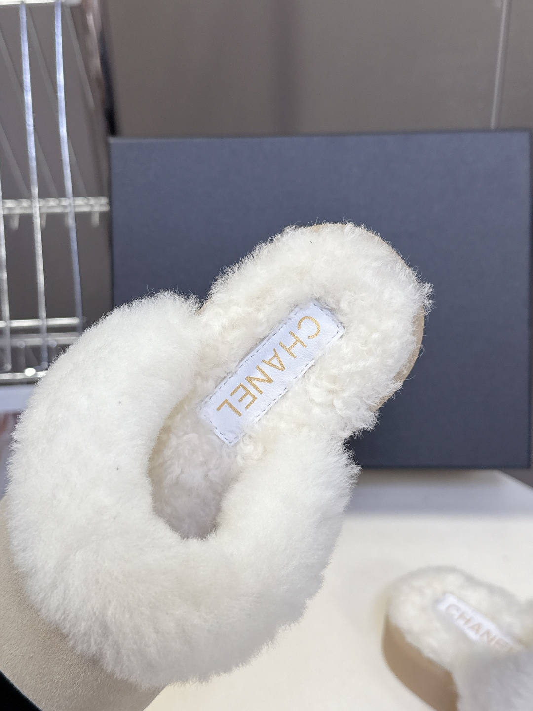 CHANEL香奈儿秋冬最新款毛毛拖 雪地靴超多明星网红种草 可帅气可温柔的小香毛毛鞋 也是它家的一个很经