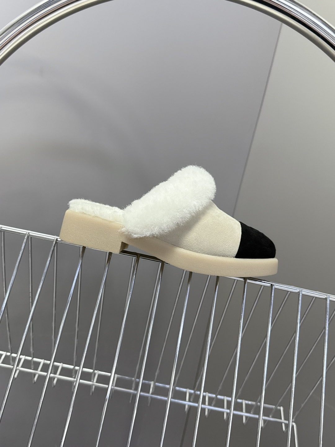 CHANEL香奈儿秋冬最新款毛毛拖 雪地靴超多明星网红种草 可帅气可温柔的小香毛毛鞋 也是它家的一个很经