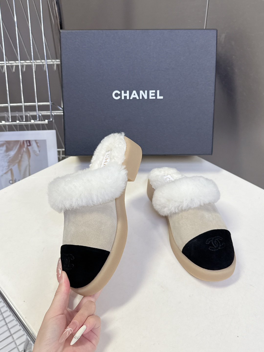 CHANEL香奈儿秋冬最新款毛毛拖 雪地靴超多明星网红种草 可帅气可温柔的小香毛毛鞋 也是它家的一个很经