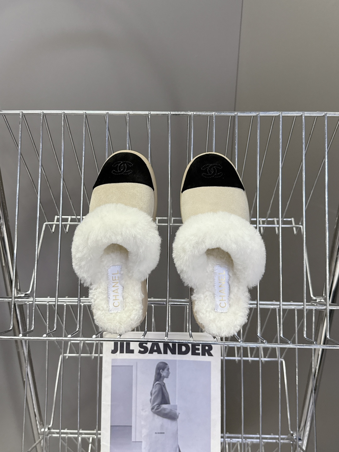 CHANEL香奈儿秋冬最新款毛毛拖 雪地靴超多明星网红种草 可帅气可温柔的小香毛毛鞋 也是它家的一个很经