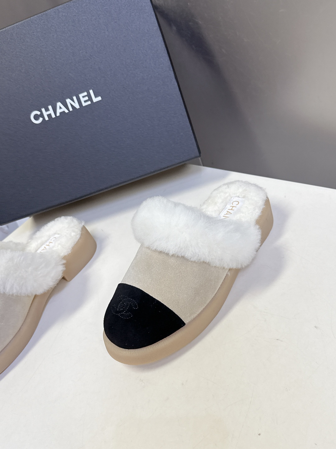 CHANEL香奈儿秋冬最新款毛毛拖 雪地靴超多明星网红种草 可帅气可温柔的小香毛毛鞋 也是它家的一个很经