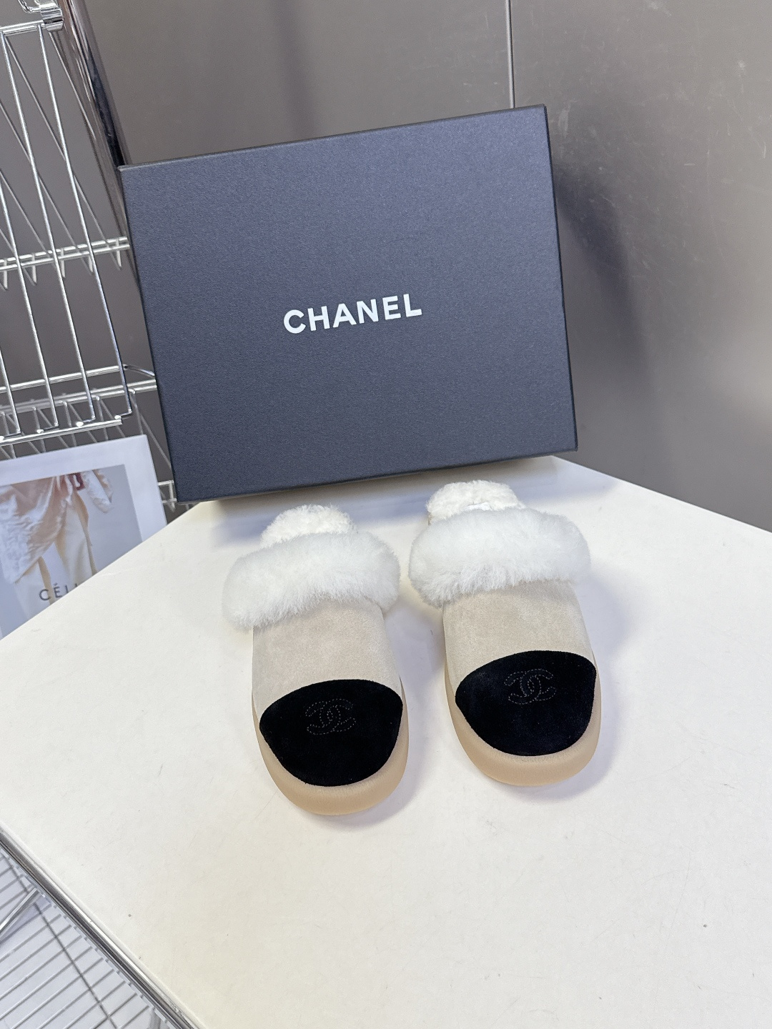 CHANEL香奈儿秋冬最新款毛毛拖 雪地靴超多明星网红种草 可帅气可温柔的小香毛毛鞋 也是它家的一个很经