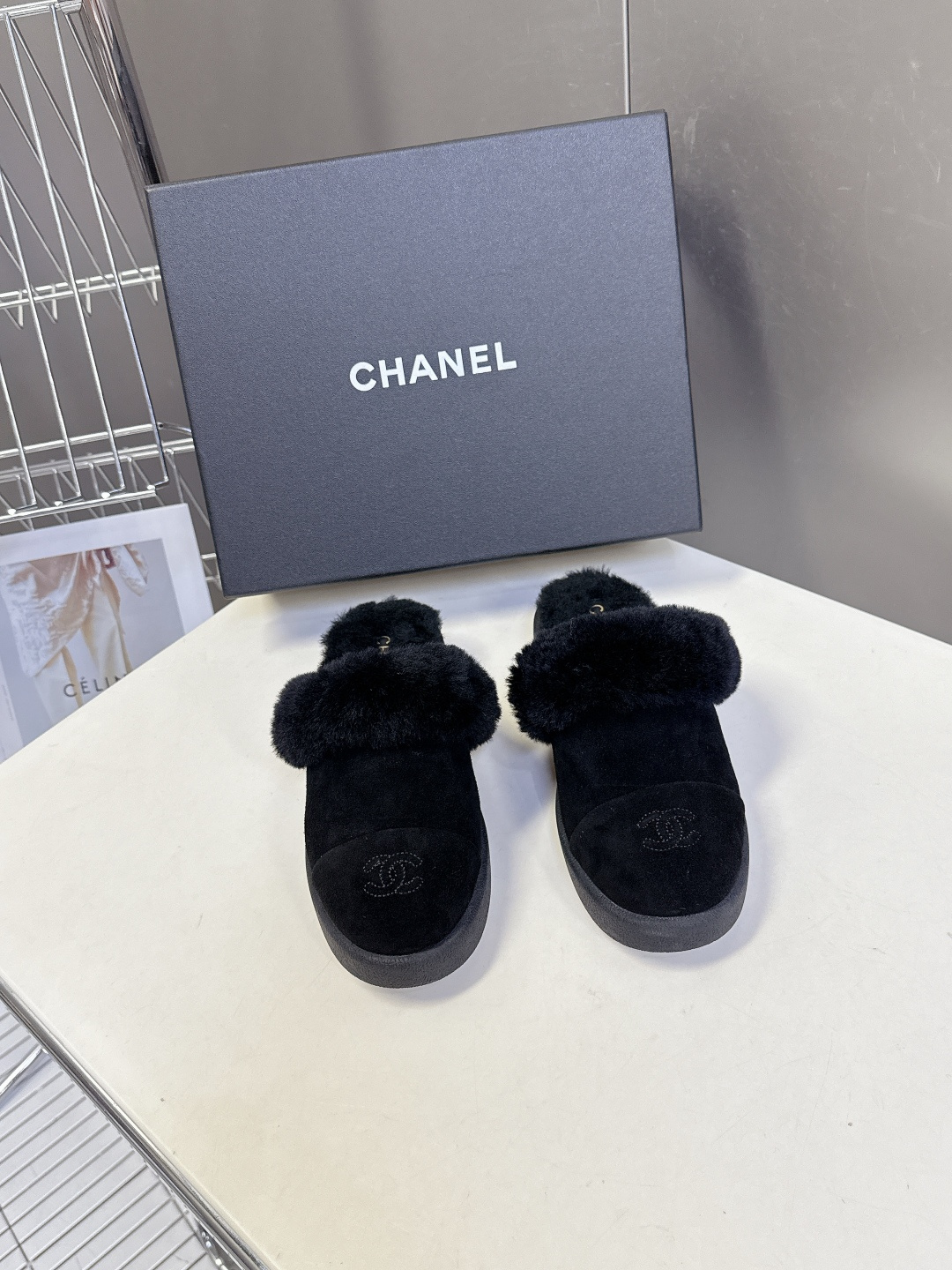 CHANEL香奈儿秋冬最新款毛毛拖 雪地靴超多明星网红种草 可帅气可温柔的小香毛毛鞋 也是它家的一个很经