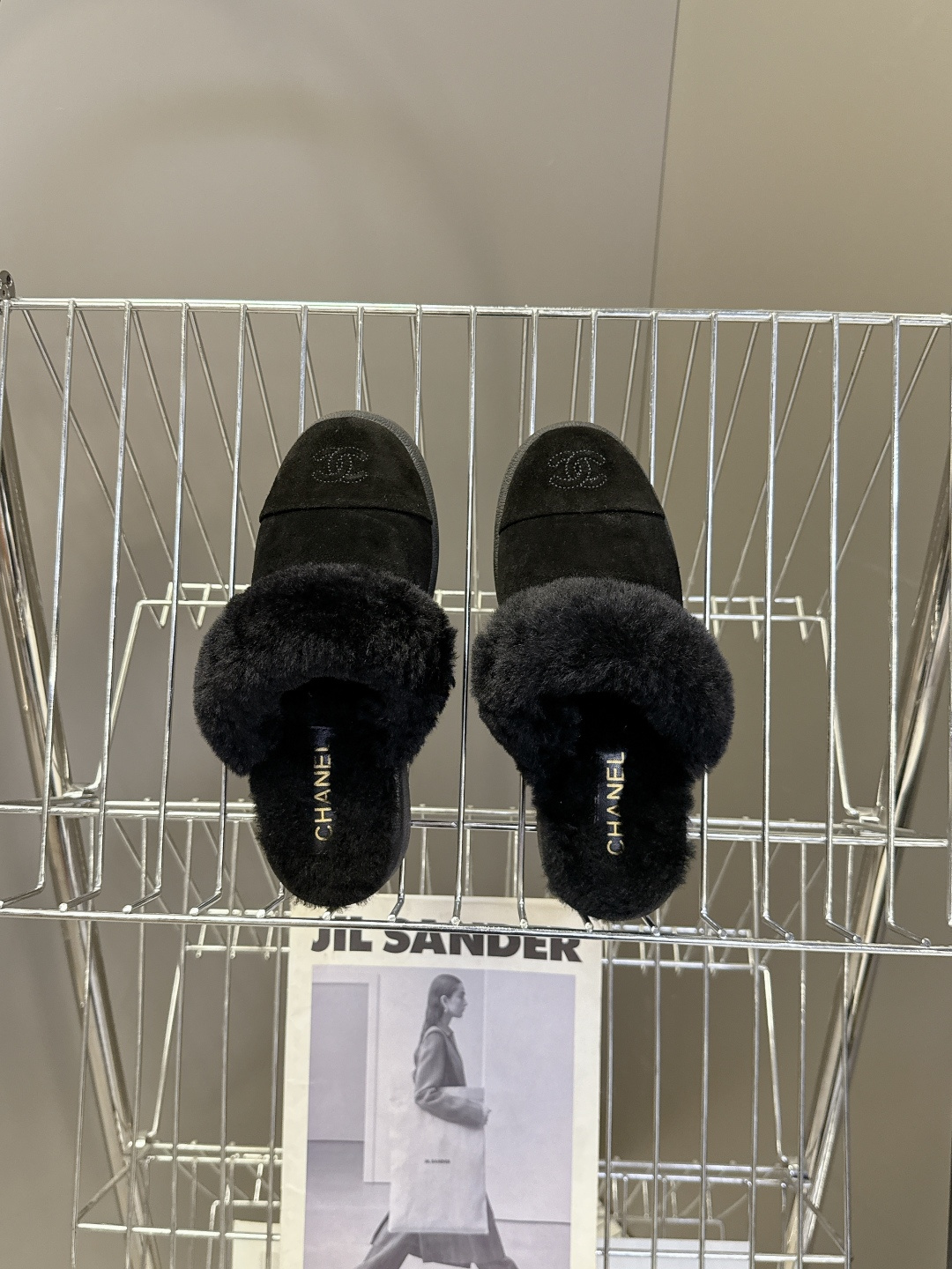 CHANEL香奈儿秋冬最新款毛毛拖 雪地靴超多明星网红种草 可帅气可温柔的小香毛毛鞋 也是它家的一个很经