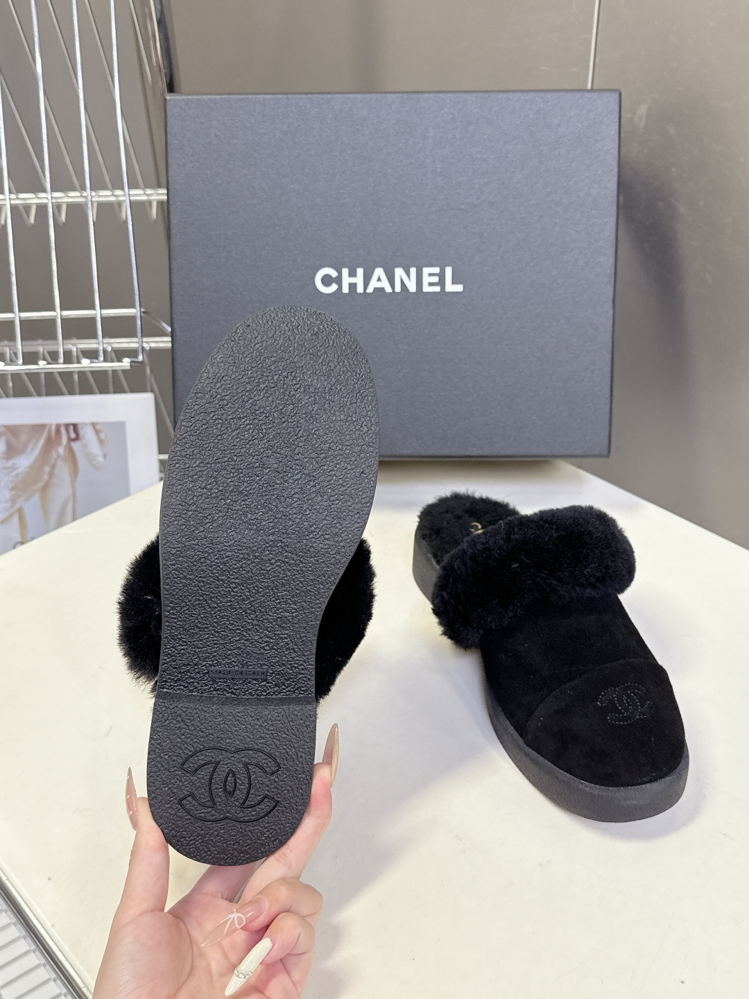 CHANEL香奈儿秋冬最新款毛毛拖 雪地靴超多明星网红种草 可帅气可温柔的小香毛毛鞋 也是它家的一个很经