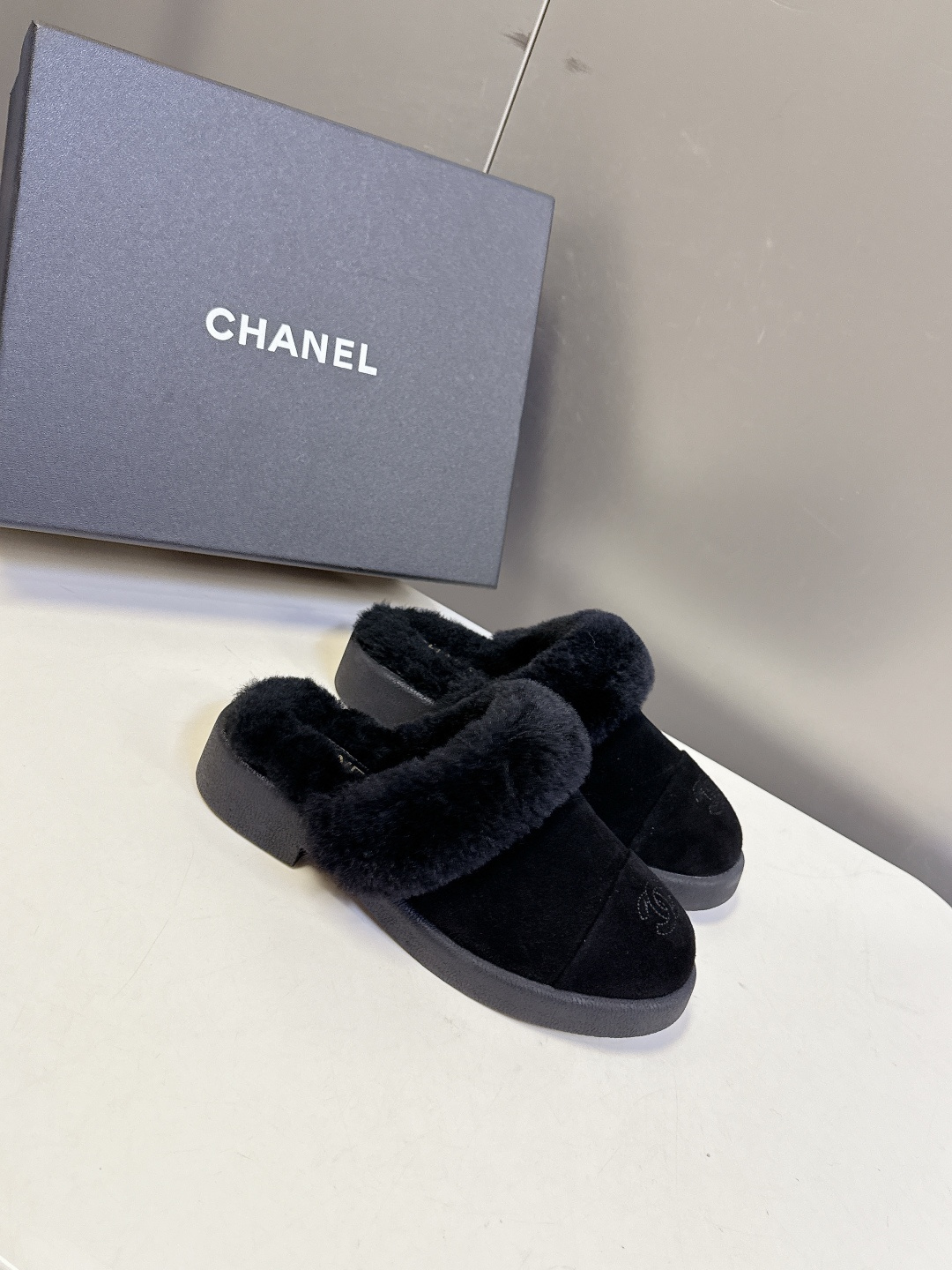 CHANEL香奈儿秋冬最新款毛毛拖 雪地靴超多明星网红种草 可帅气可温柔的小香毛毛鞋 也是它家的一个很经