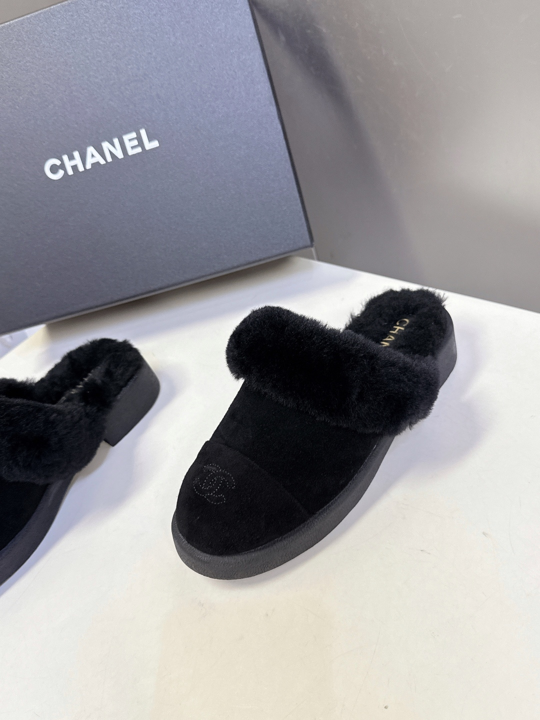 CHANEL香奈儿秋冬最新款毛毛拖 雪地靴超多明星网红种草 可帅气可温柔的小香毛毛鞋 也是它家的一个很经