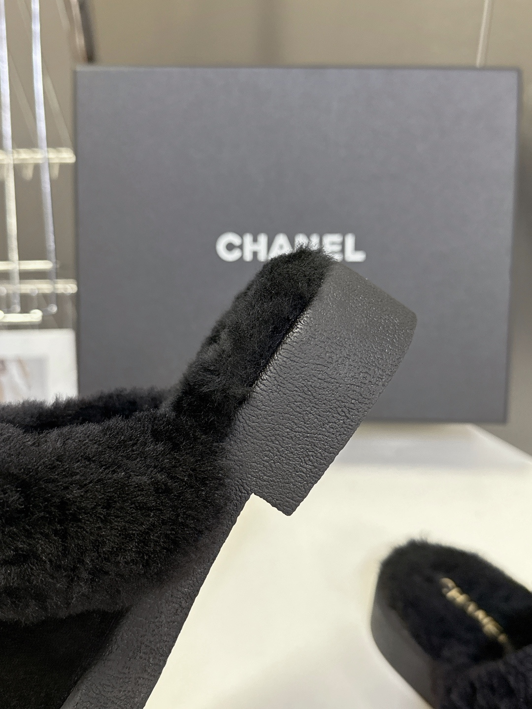 CHANEL香奈儿秋冬最新款毛毛拖 雪地靴超多明星网红种草 可帅气可温柔的小香毛毛鞋 也是它家的一个很经