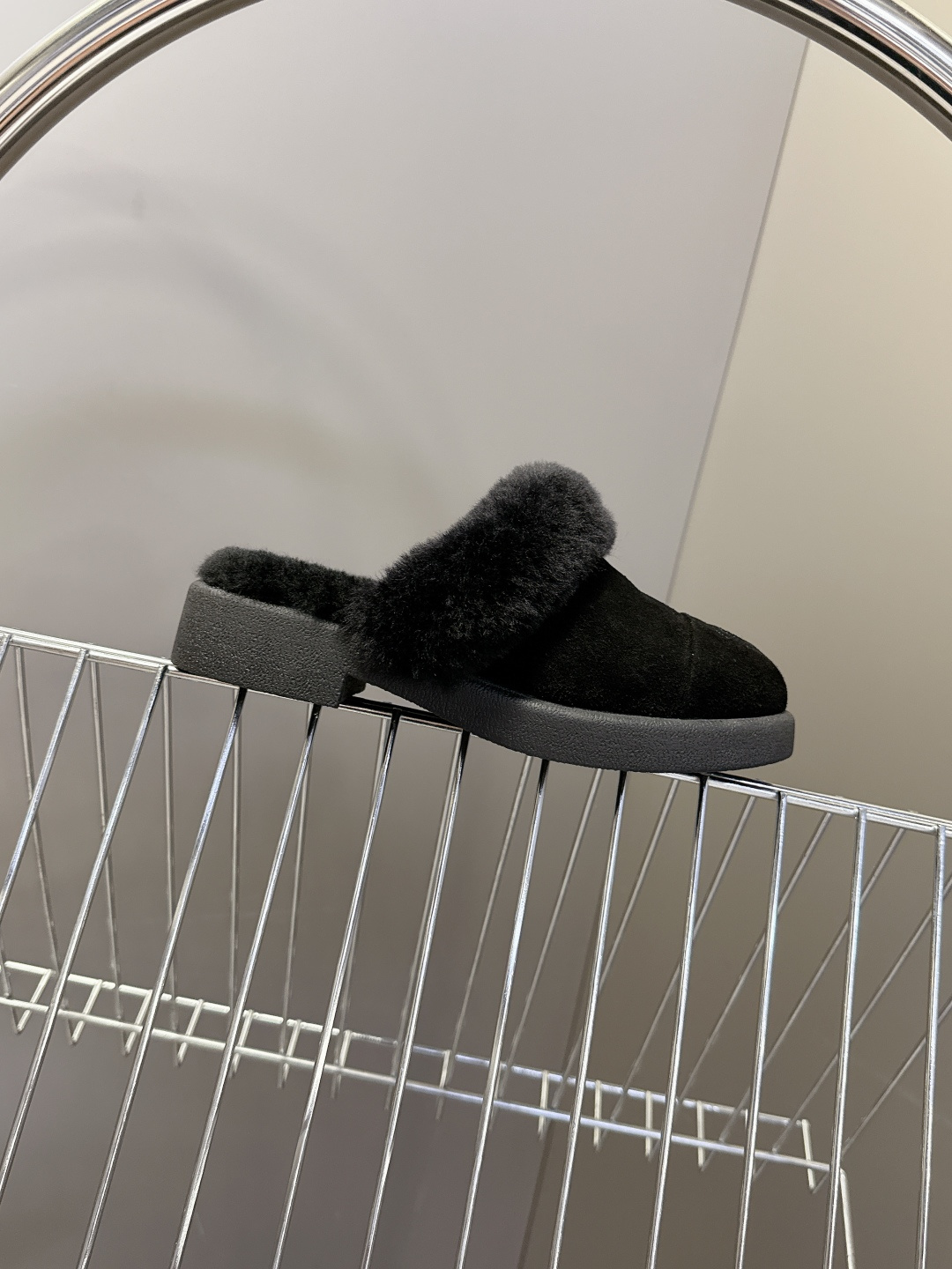CHANEL香奈儿秋冬最新款毛毛拖 雪地靴超多明星网红种草 可帅气可温柔的小香毛毛鞋 也是它家的一个很经