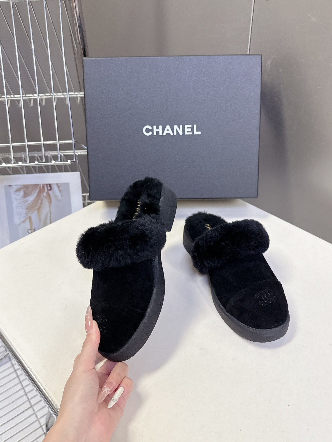 CHANEL香奈儿秋冬最新款毛毛拖 雪地靴超多明星网红种草 可帅气可温柔的小香毛毛鞋 也是它家的一个很经