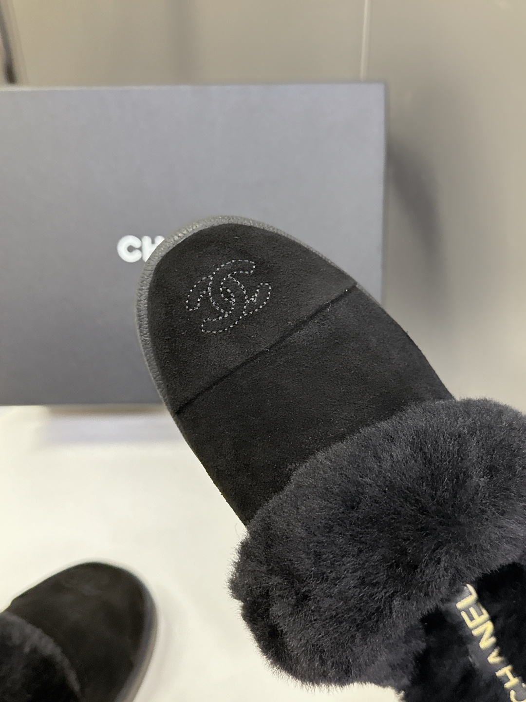 CHANEL香奈儿秋冬最新款毛毛拖 雪地靴超多明星网红种草 可帅气可温柔的小香毛毛鞋 也是它家的一个很经