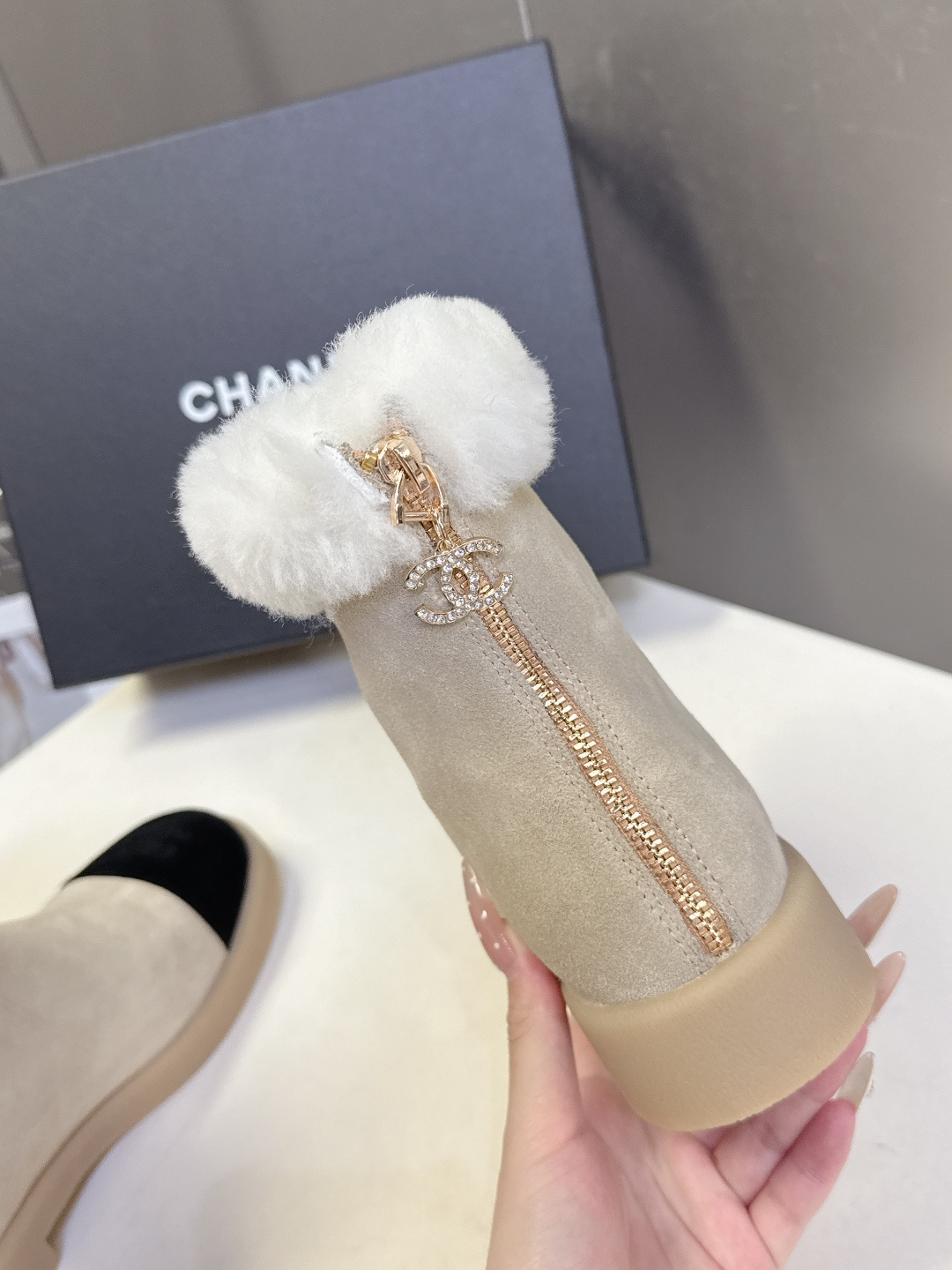 CHANEL香奈儿秋冬最新款毛毛拖 雪地靴超多明星网红种草 可帅气可温柔的小香毛毛鞋 也是它家的一个很经