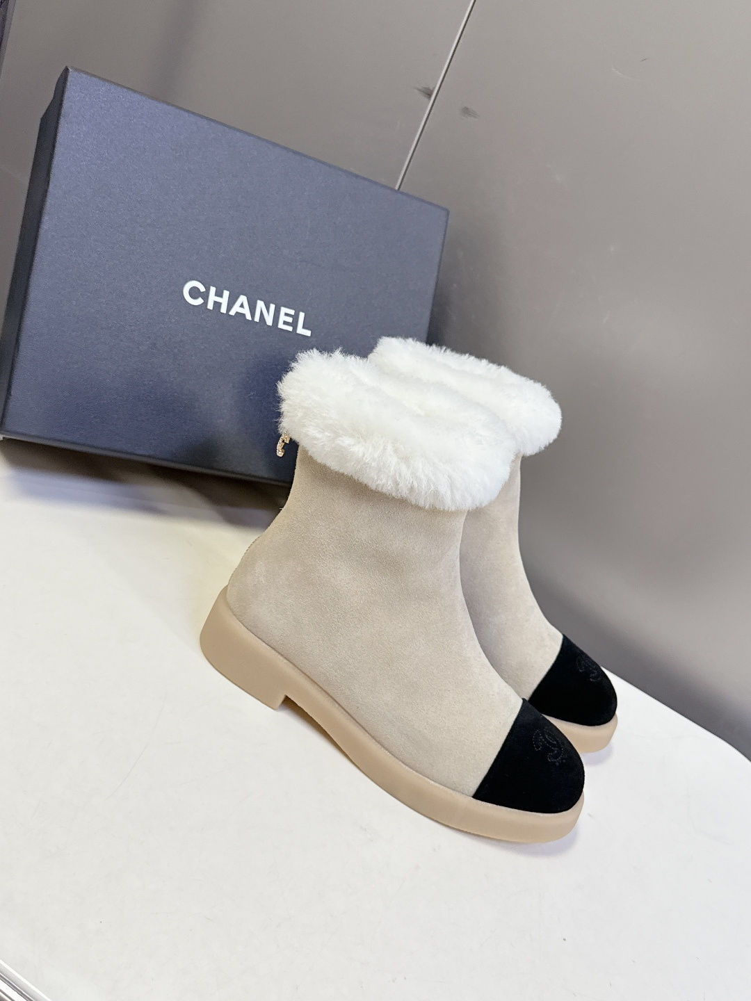 CHANEL香奈儿秋冬最新款毛毛拖 雪地靴超多明星网红种草 可帅气可温柔的小香毛毛鞋 也是它家的一个很经