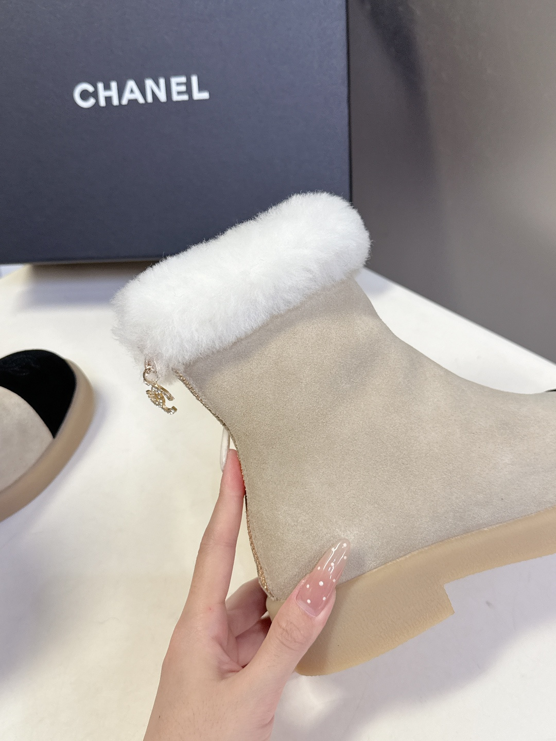 CHANEL香奈儿秋冬最新款毛毛拖 雪地靴超多明星网红种草 可帅气可温柔的小香毛毛鞋 也是它家的一个很经