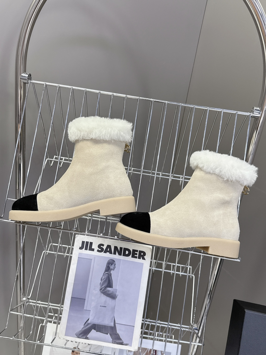 CHANEL香奈儿秋冬最新款毛毛拖 雪地靴超多明星网红种草 可帅气可温柔的小香毛毛鞋 也是它家的一个很经