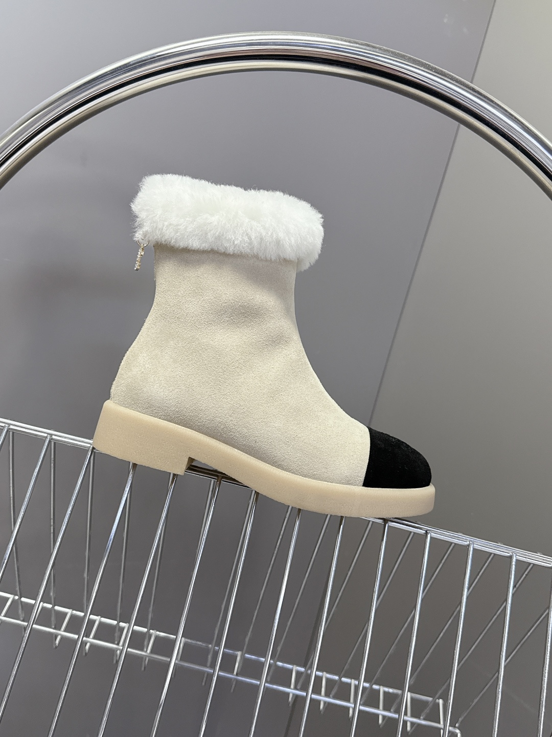 CHANEL香奈儿秋冬最新款毛毛拖 雪地靴超多明星网红种草 可帅气可温柔的小香毛毛鞋 也是它家的一个很经