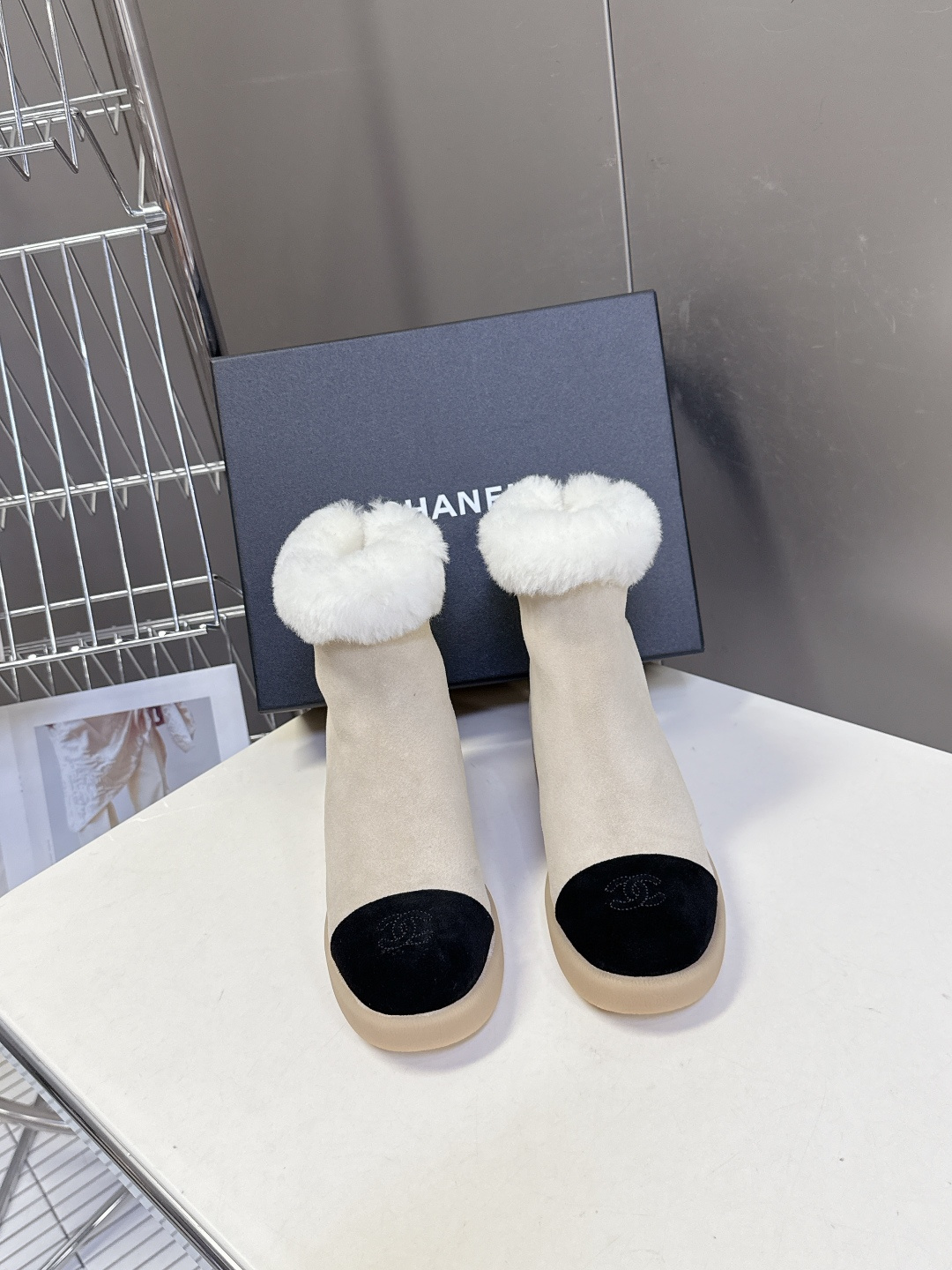 CHANEL香奈儿秋冬最新款毛毛拖 雪地靴超多明星网红种草 可帅气可温柔的小香毛毛鞋 也是它家的一个很经