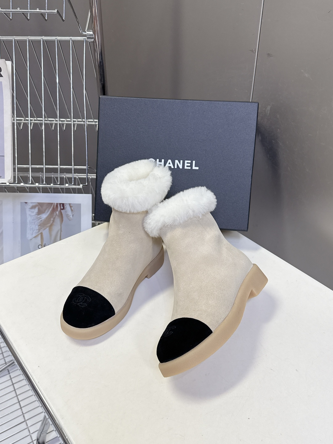 CHANEL香奈儿秋冬最新款毛毛拖 雪地靴超多明星网红种草 可帅气可温柔的小香毛毛鞋 也是它家的一个很经