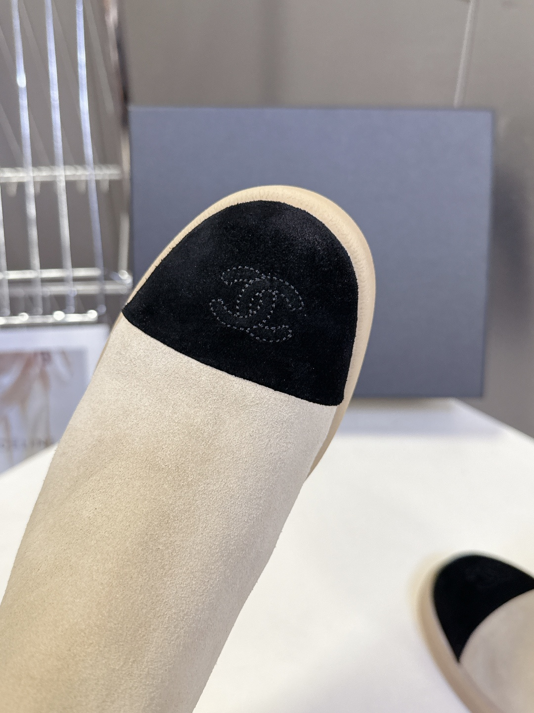 CHANEL香奈儿秋冬最新款毛毛拖 雪地靴超多明星网红种草 可帅气可温柔的小香毛毛鞋 也是它家的一个很经