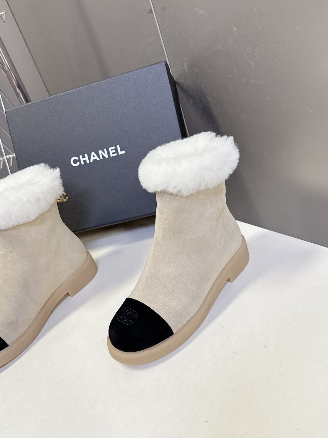 CHANEL香奈儿秋冬最新款毛毛拖 雪地靴超多明星网红种草 可帅气可温柔的小香毛毛鞋 也是它家的一个很经