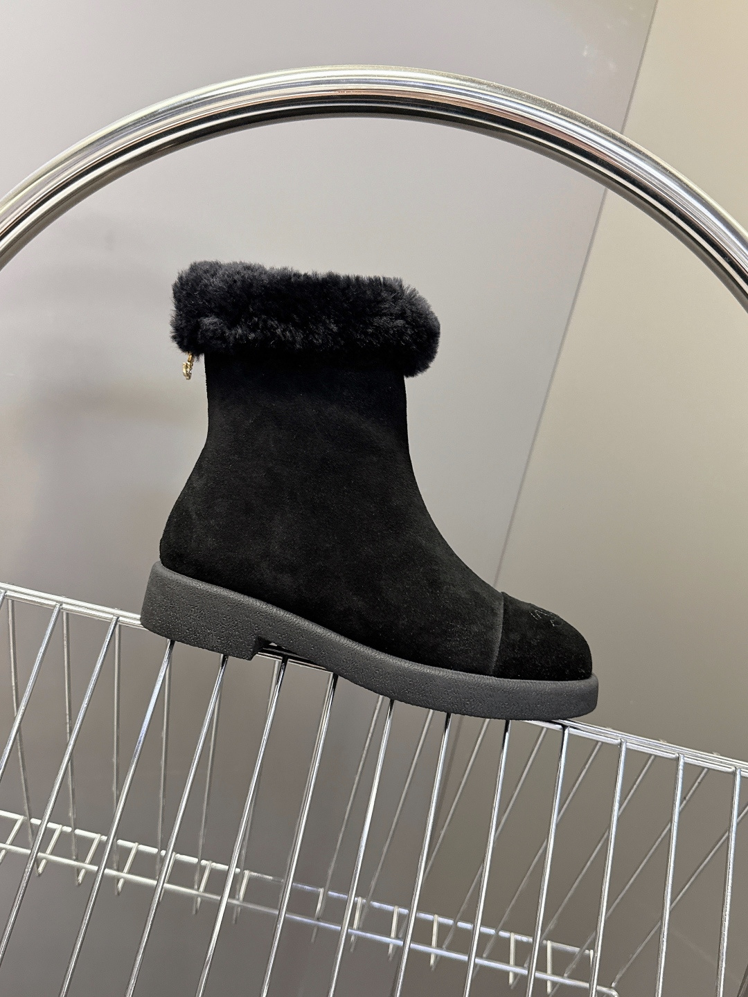 CHANEL香奈儿秋冬最新款毛毛拖 雪地靴超多明星网红种草 可帅气可温柔的小香毛毛鞋 也是它家的一个很经