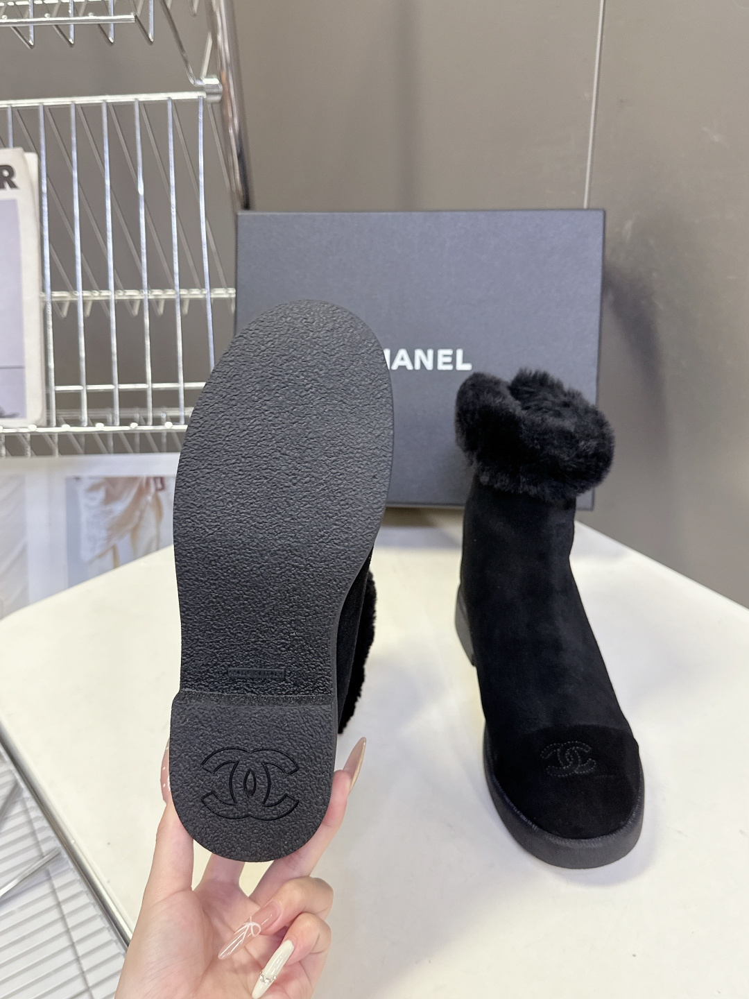 CHANEL香奈儿秋冬最新款毛毛拖 雪地靴超多明星网红种草 可帅气可温柔的小香毛毛鞋 也是它家的一个很经