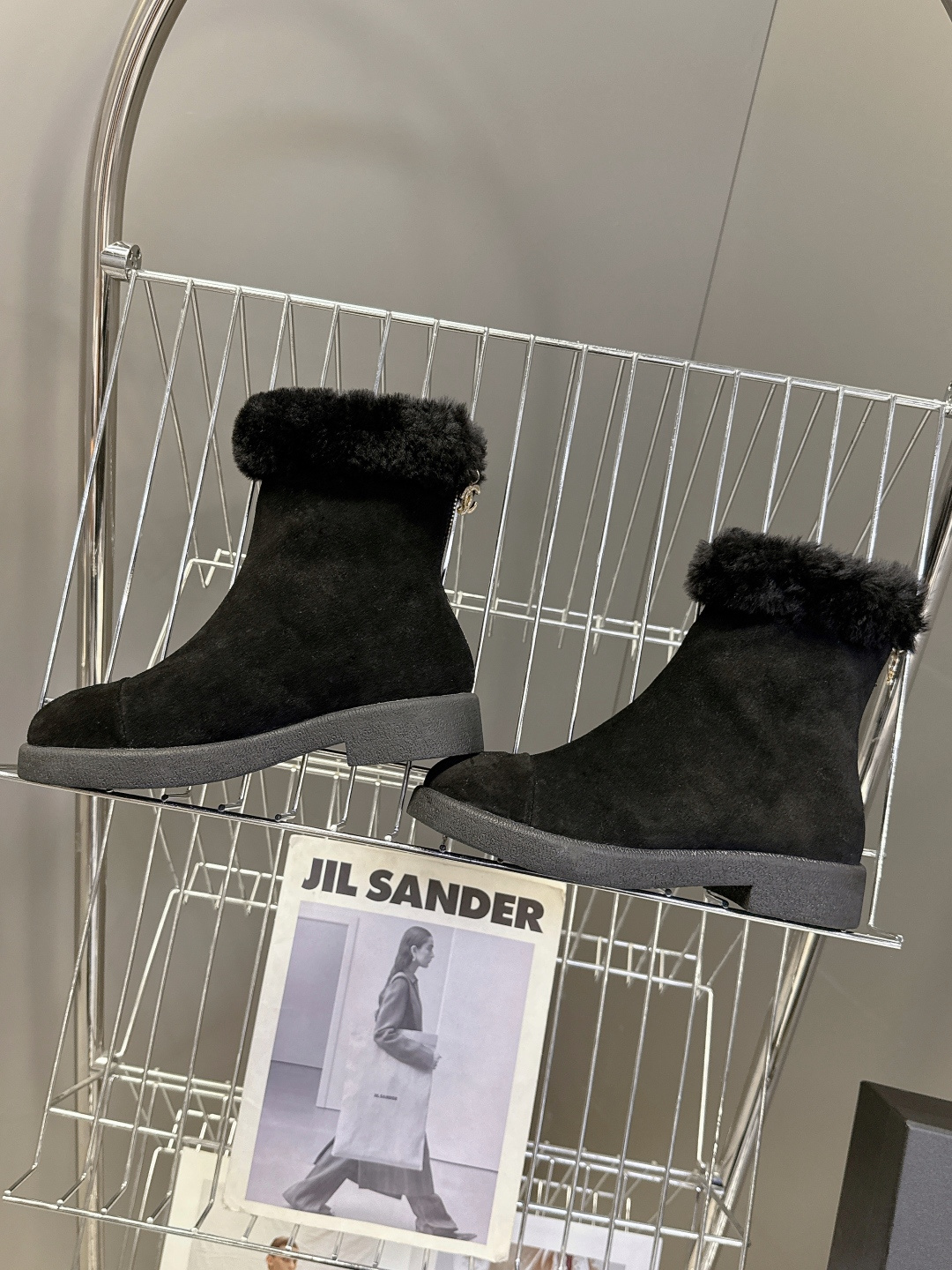 CHANEL香奈儿秋冬最新款毛毛拖 雪地靴超多明星网红种草 可帅气可温柔的小香毛毛鞋 也是它家的一个很经