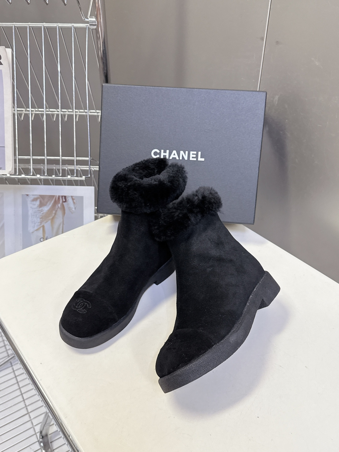 CHANEL香奈儿秋冬最新款毛毛拖 雪地靴超多明星网红种草 可帅气可温柔的小香毛毛鞋 也是它家的一个很经