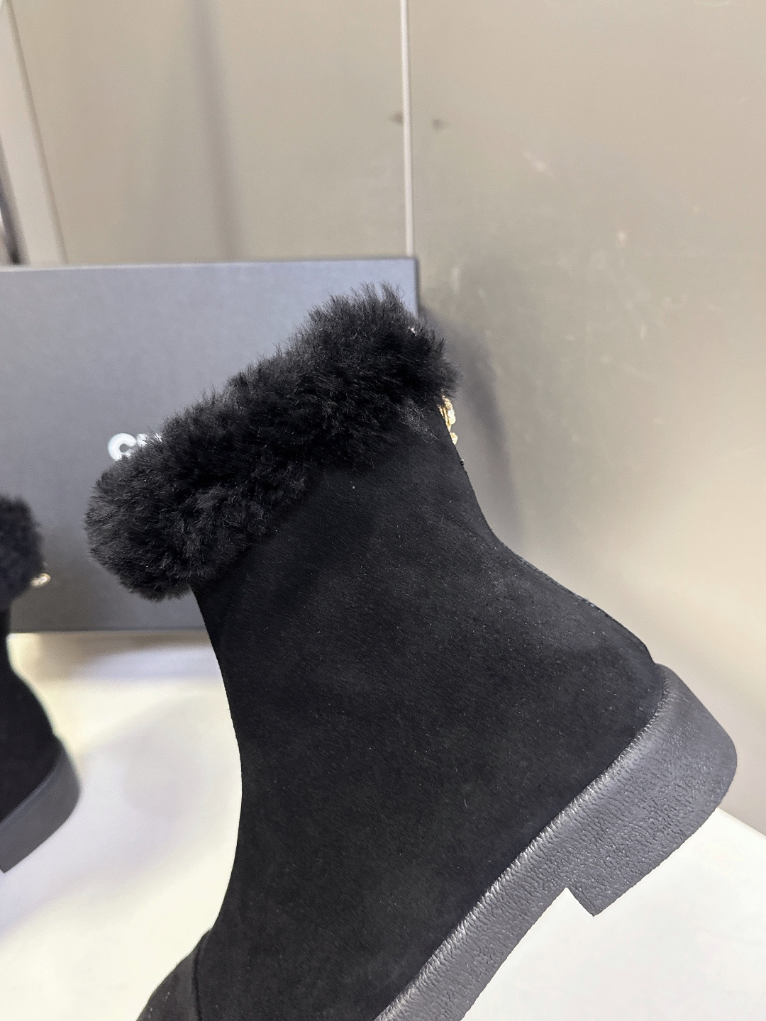 CHANEL香奈儿秋冬最新款毛毛拖 雪地靴超多明星网红种草 可帅气可温柔的小香毛毛鞋 也是它家的一个很经