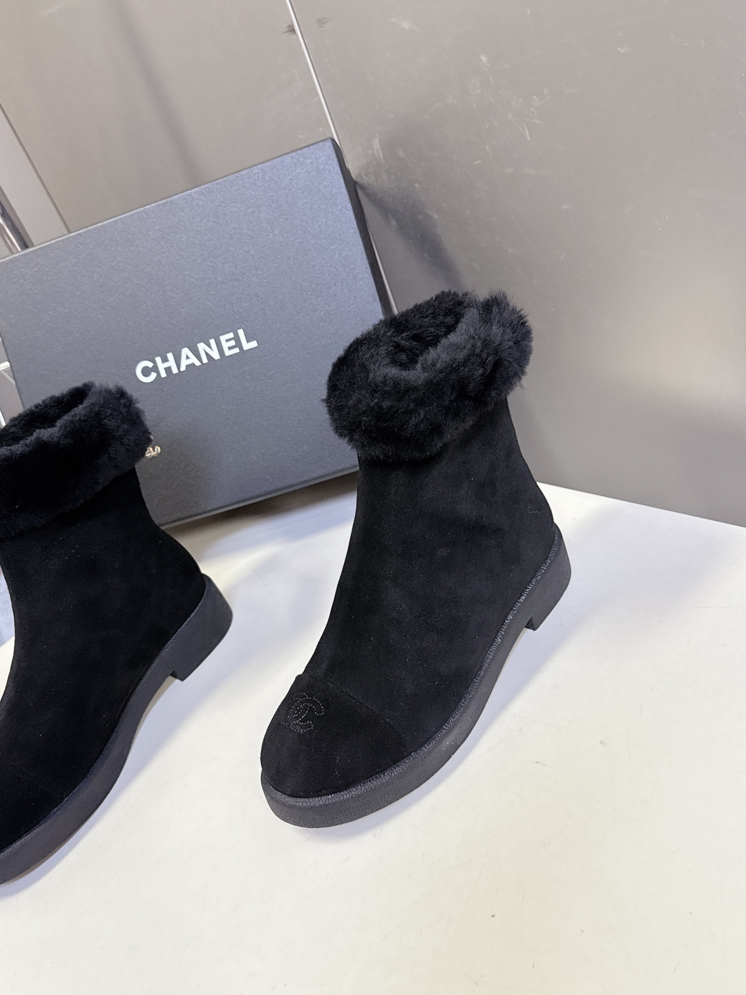 CHANEL香奈儿秋冬最新款毛毛拖 雪地靴超多明星网红种草 可帅气可温柔的小香毛毛鞋 也是它家的一个很经