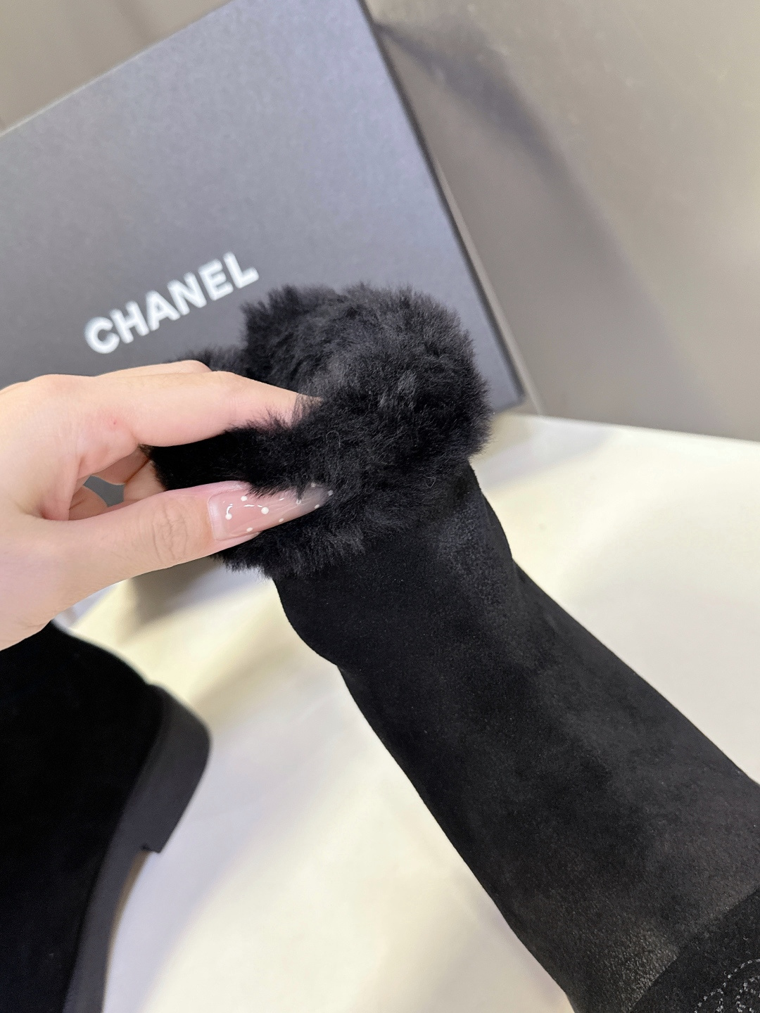 CHANEL香奈儿秋冬最新款毛毛拖 雪地靴超多明星网红种草 可帅气可温柔的小香毛毛鞋 也是它家的一个很经