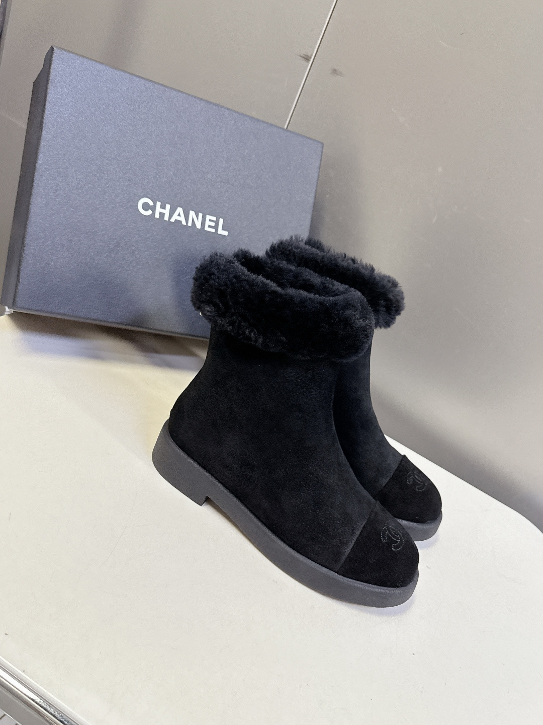 CHANEL香奈儿秋冬最新款毛毛拖 雪地靴超多明星网红种草 可帅气可温柔的小香毛毛鞋 也是它家的一个很经