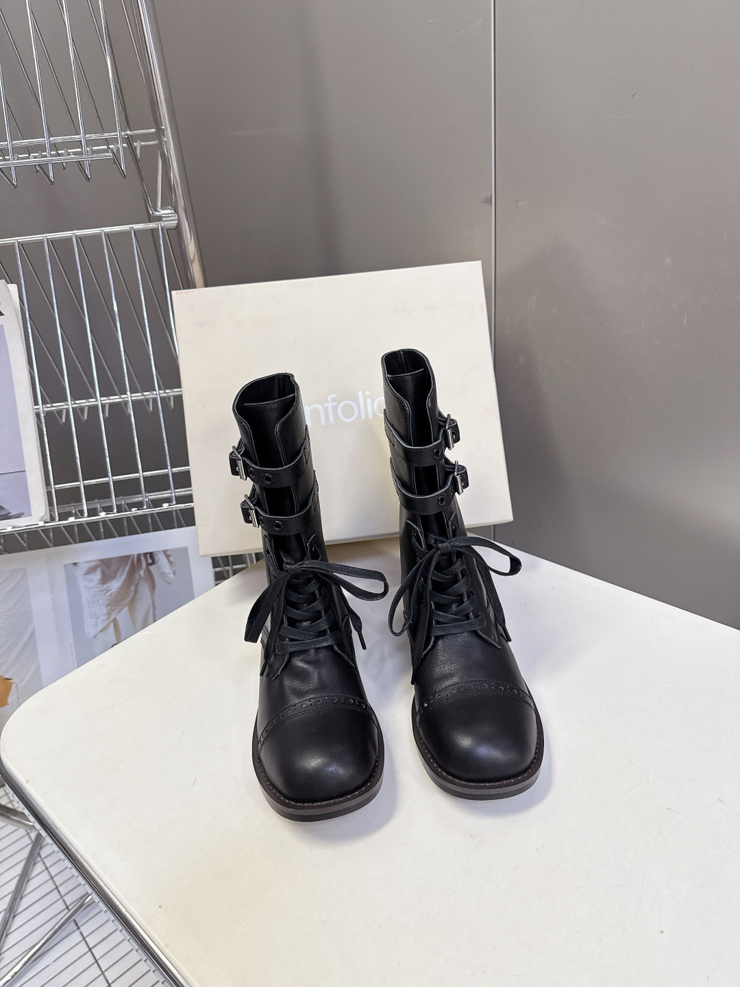 unfolio小众品牌秋冬最新款马丁短靴 超多明星网红种草 甄选自然纹理牛皮精妙拼接诠释复古质感。承袭孟