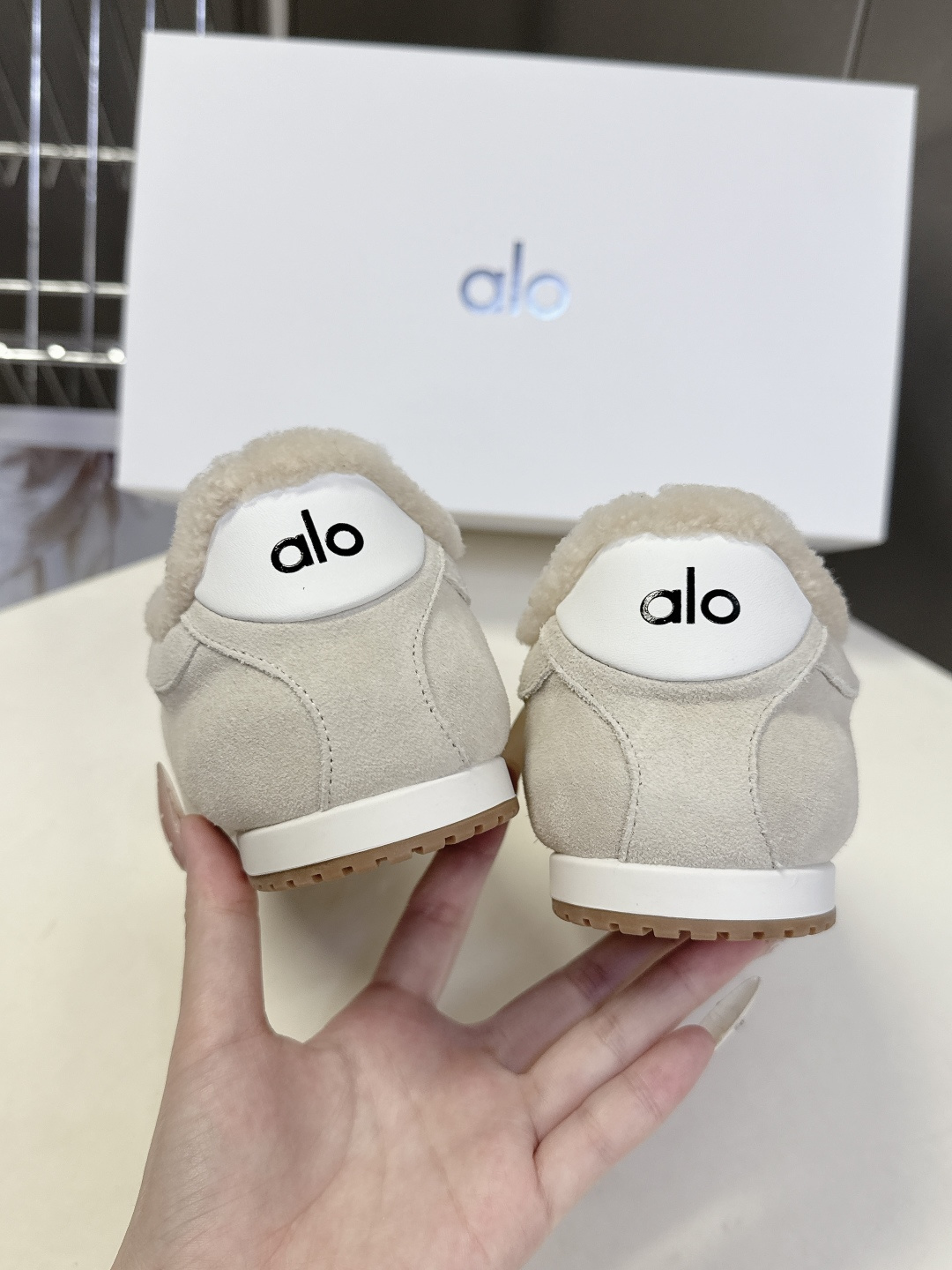 alo2025秋冬最新款毛毛鞋 德训鞋 休闲鞋 美国瑜伽服品牌超火的alo 欧美明星私服首选 这系列真的