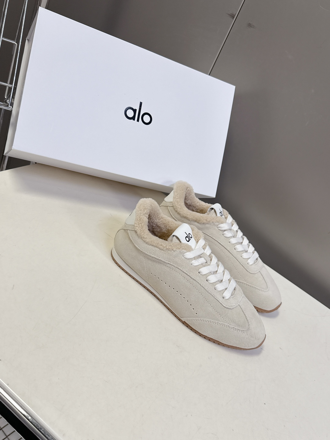 alo2025秋冬最新款毛毛鞋 德训鞋 休闲鞋 美国瑜伽服品牌超火的alo 欧美明星私服首选 这系列真的