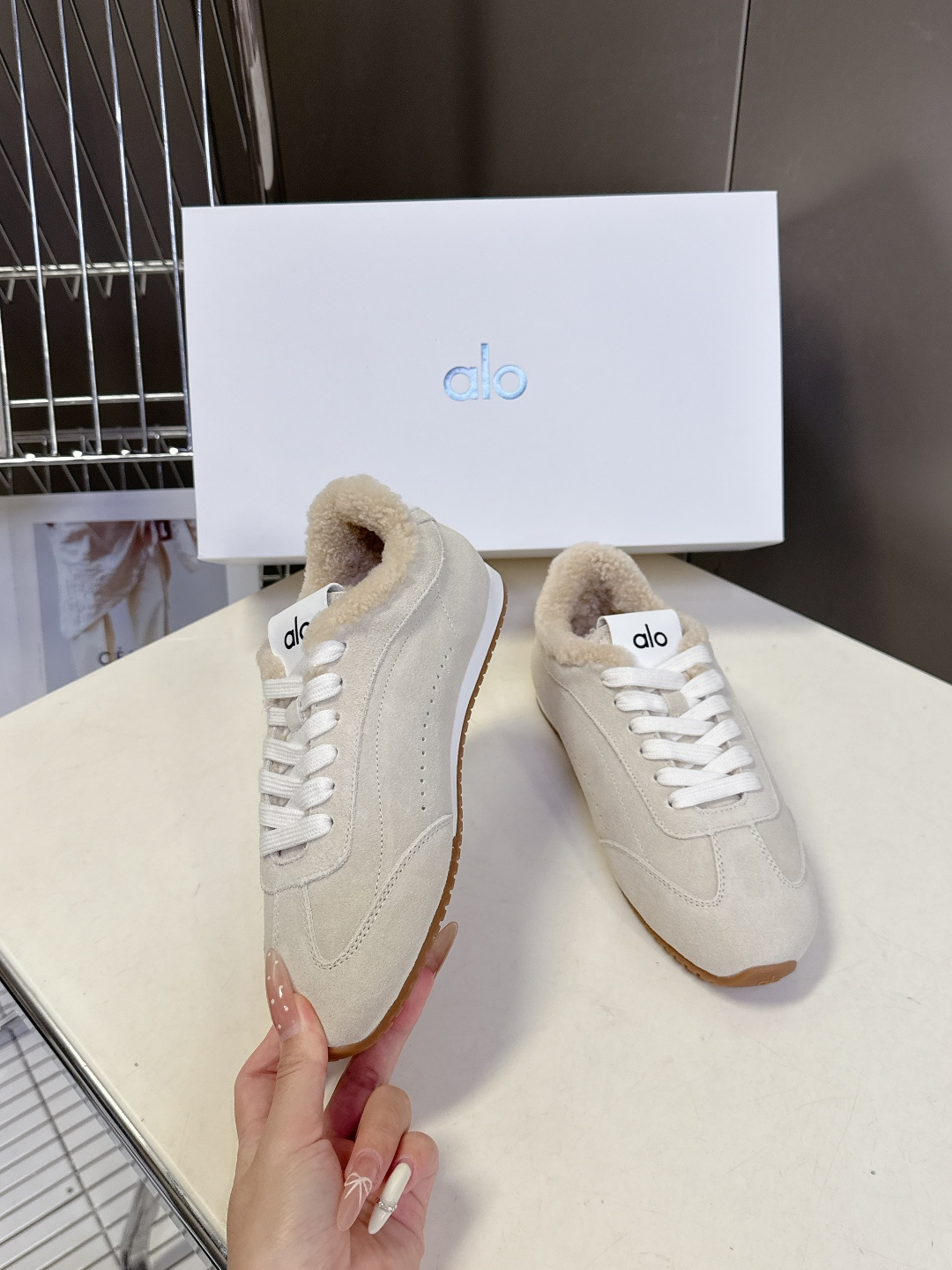 alo2025秋冬最新款毛毛鞋 德训鞋 休闲鞋 美国瑜伽服品牌超火的alo 欧美明星私服首选 这系列真的