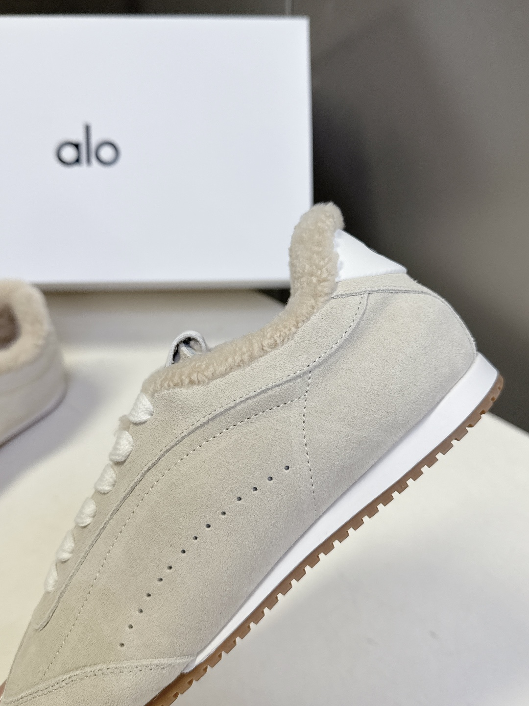 alo2025秋冬最新款毛毛鞋 德训鞋 休闲鞋 美国瑜伽服品牌超火的alo 欧美明星私服首选 这系列真的