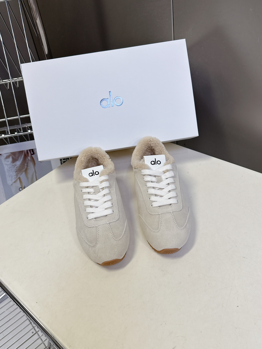 alo2025秋冬最新款毛毛鞋 德训鞋 休闲鞋 美国瑜伽服品牌超火的alo 欧美明星私服首选 这系列真的