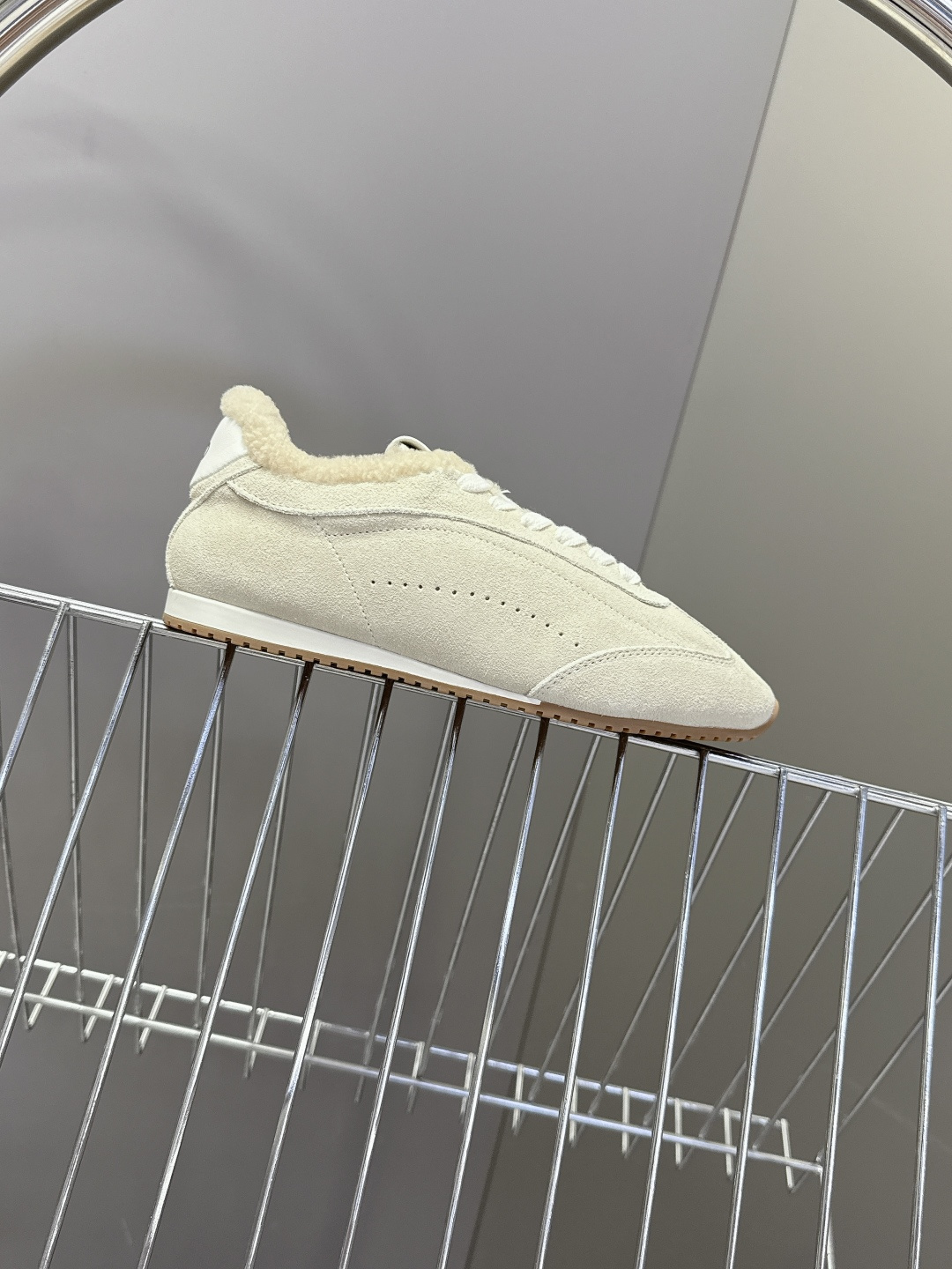 alo2025秋冬最新款毛毛鞋 德训鞋 休闲鞋 美国瑜伽服品牌超火的alo 欧美明星私服首选 这系列真的