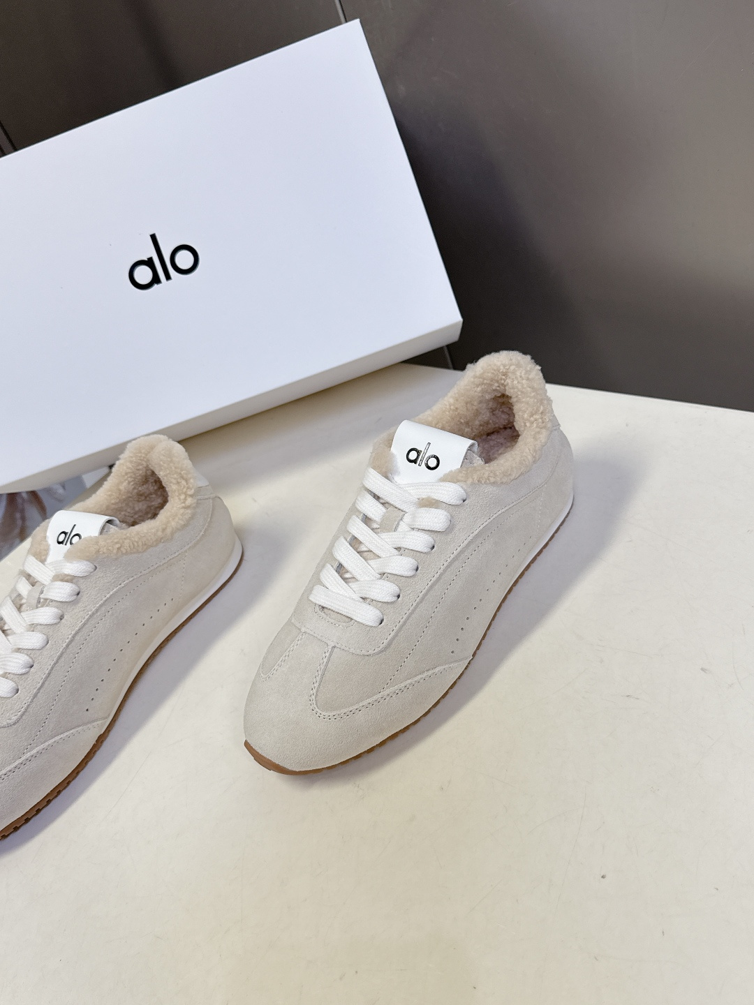 alo2025秋冬最新款毛毛鞋 德训鞋 休闲鞋 美国瑜伽服品牌超火的alo 欧美明星私服首选 这系列真的