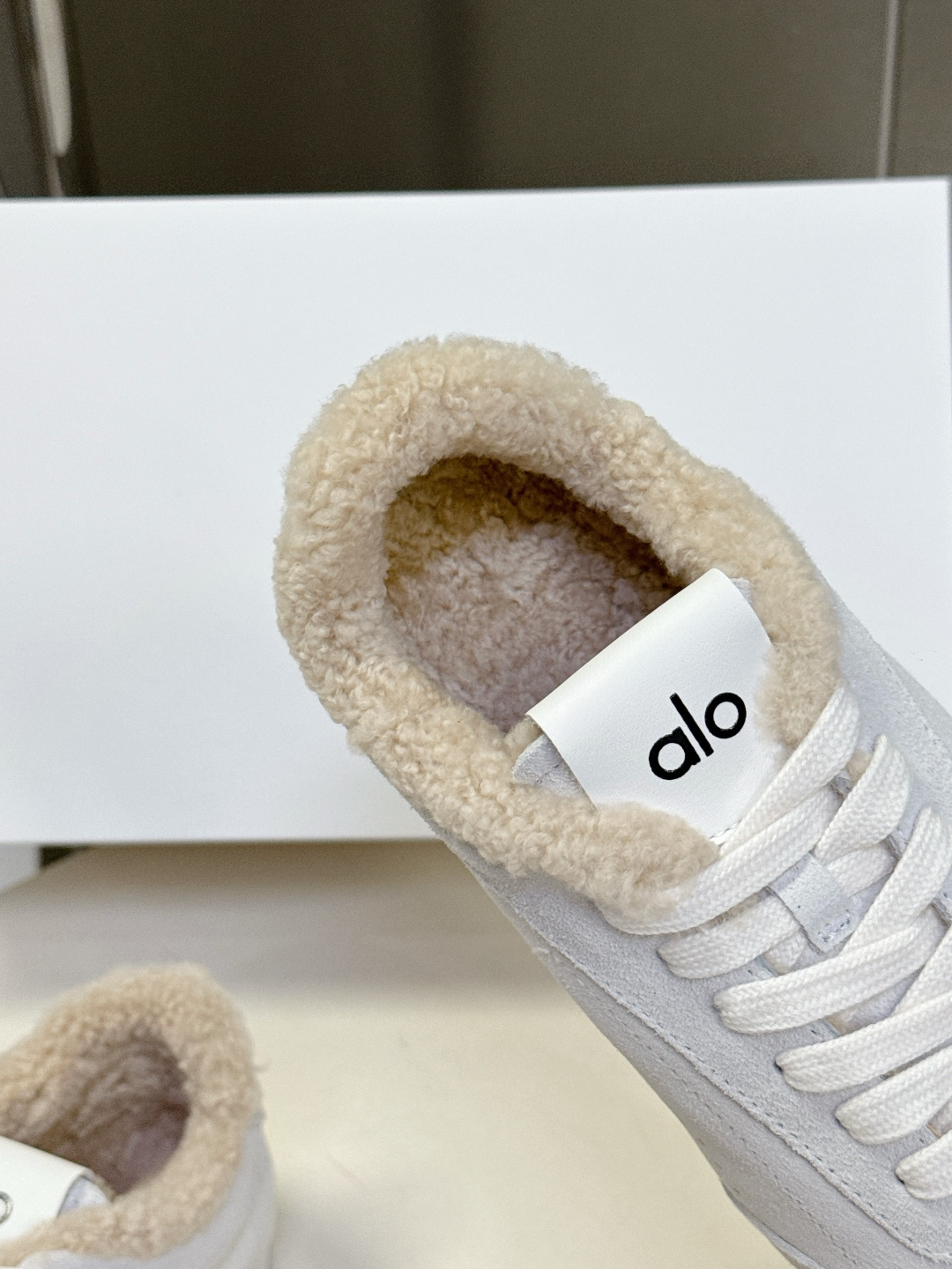 alo2025秋冬最新款毛毛鞋 德训鞋 休闲鞋 美国瑜伽服品牌超火的alo 欧美明星私服首选 这系列真的