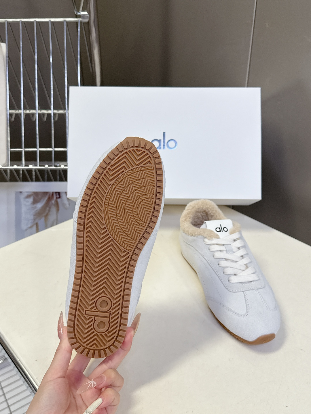 alo2025秋冬最新款毛毛鞋 德训鞋 休闲鞋 美国瑜伽服品牌超火的alo 欧美明星私服首选 这系列真的