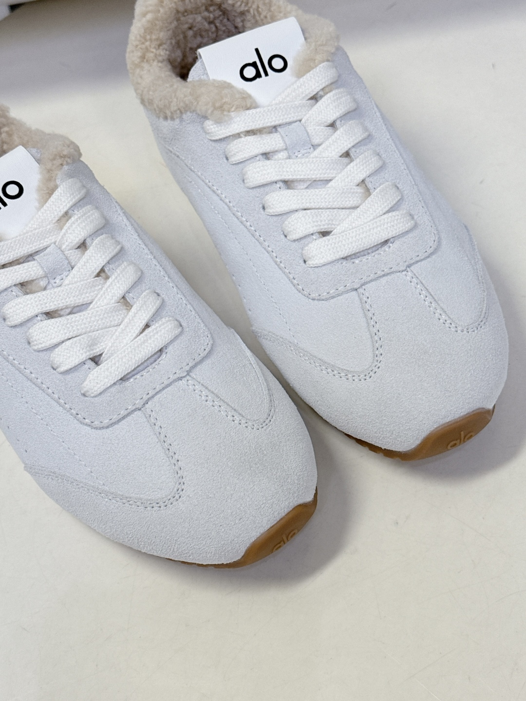 alo2025秋冬最新款毛毛鞋 德训鞋 休闲鞋 美国瑜伽服品牌超火的alo 欧美明星私服首选 这系列真的