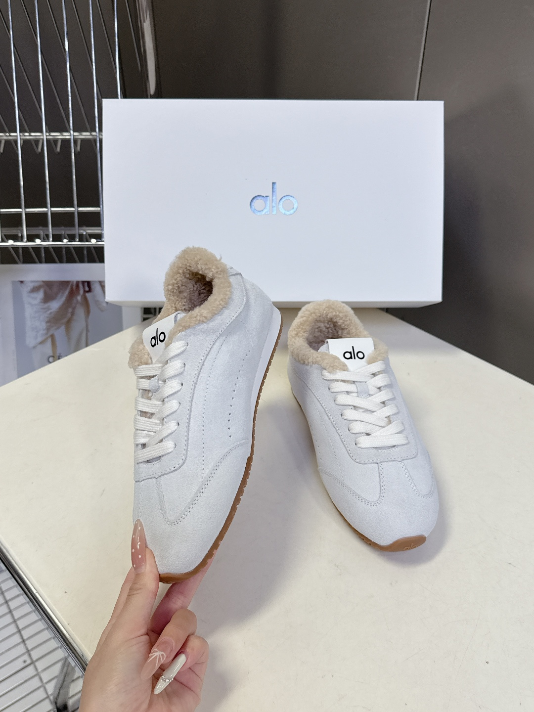 alo2025秋冬最新款毛毛鞋 德训鞋 休闲鞋 美国瑜伽服品牌超火的alo 欧美明星私服首选 这系列真的