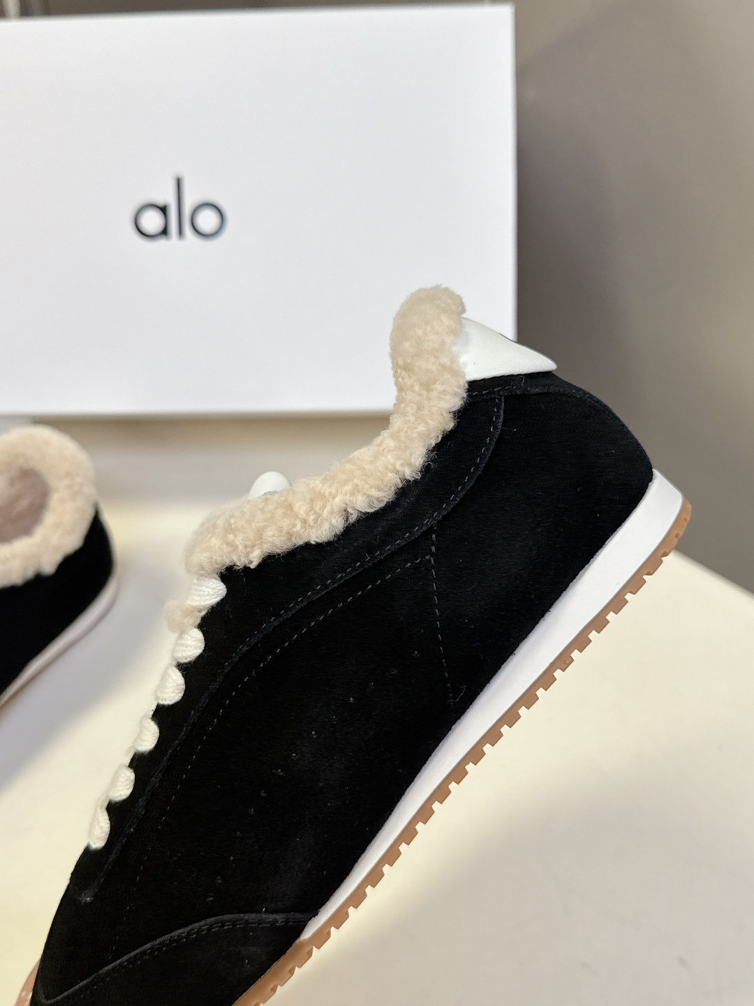 alo2025秋冬最新款毛毛鞋 德训鞋 休闲鞋 美国瑜伽服品牌超火的alo 欧美明星私服首选 这系列真的